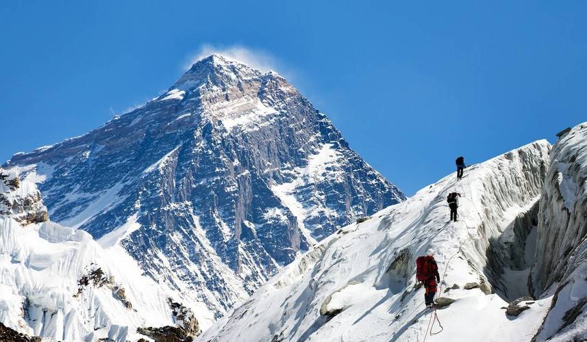 为什么爬珠穆朗玛峰？为什么爬珠穆朗玛峰要给尼泊尔交钱？