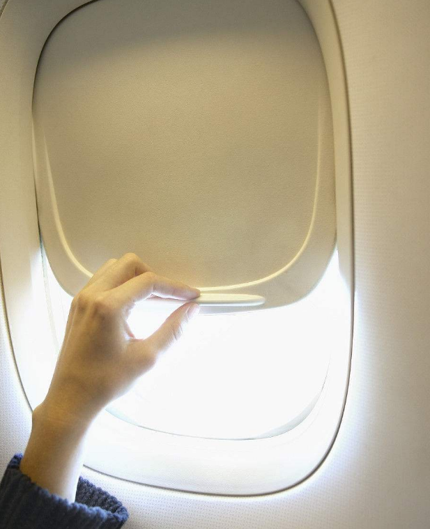 飞机为什么打开遮光板？为什么飞机遮光板要关上？