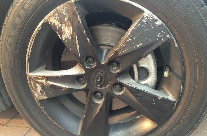 汽车轮毂刮花了怎么办，汽车轮毂刮花了怎么办,雅阁95代本田能修复吗？
