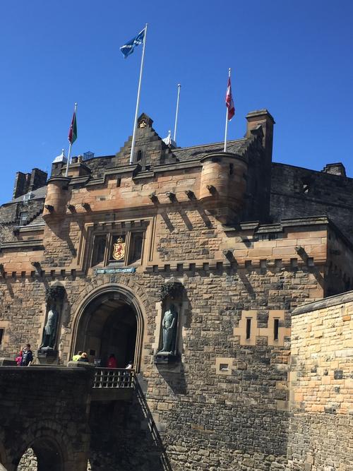 爱丁堡为什么有城堡，爱丁堡很小吗！