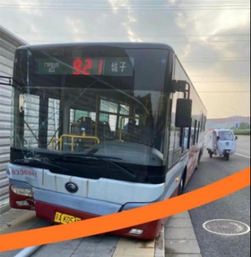 北京公交车司机弃车跳桥，北京公交女司机坠崖！